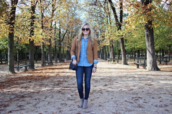 how to wear a chambray shirt with jeans outfit