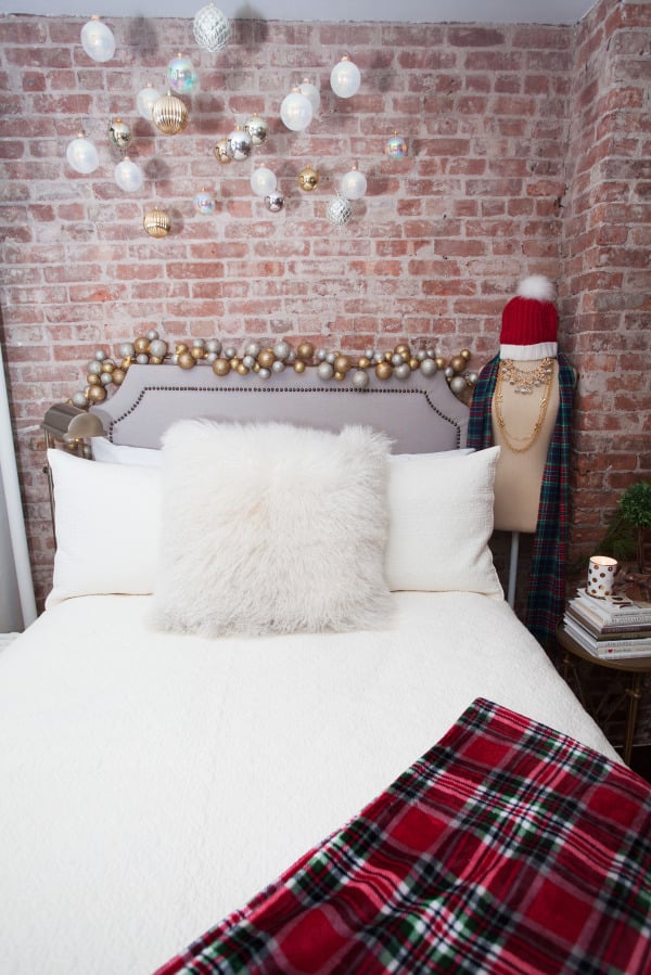 christmas-holiday-decor-bedroom-hanging-christmas-ornaments