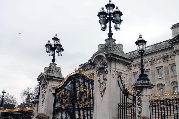 gold-black-gates-buckingham-palace