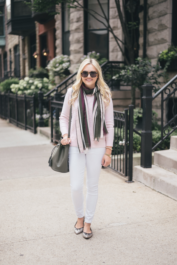 wear-white-jeans-in-the-fall-outfit-blogger