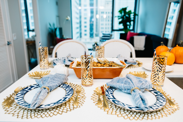 fall-thanksgiving-friendsgiving-table-set-up-tablescape-palce-settings-navy-blue-gold-orange-white-pumpkins