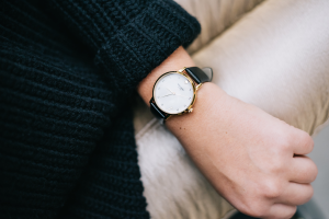 Bows & Sequins styling a Kate Spade Watch with a Calypso sweater and gold J.Crew pants.
