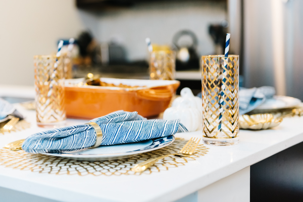 navy-blue-and-white-dinner-napkins-gold-flatware-brass-napkin-ring