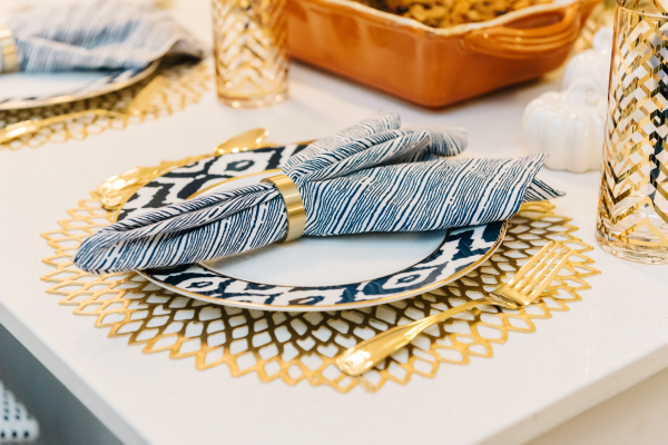 navy-blue-white-and-gold-place-setting-tablescape