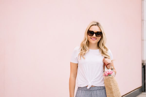 pink wall chicago, white tee shirt outfit ideas