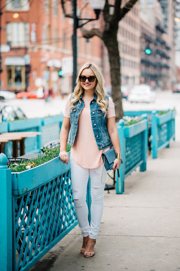 turquoise outdoor patio chicago, denim vest, coral tee, white jeans, nude sandals, casual spring summer outfit