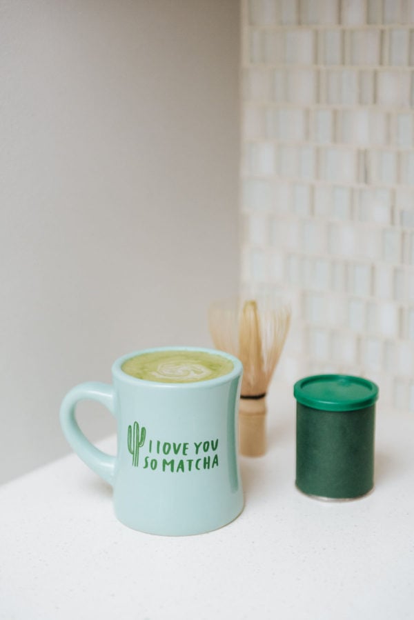 Bows & Sequins shares an easy recipe to make matcha lattes at home.