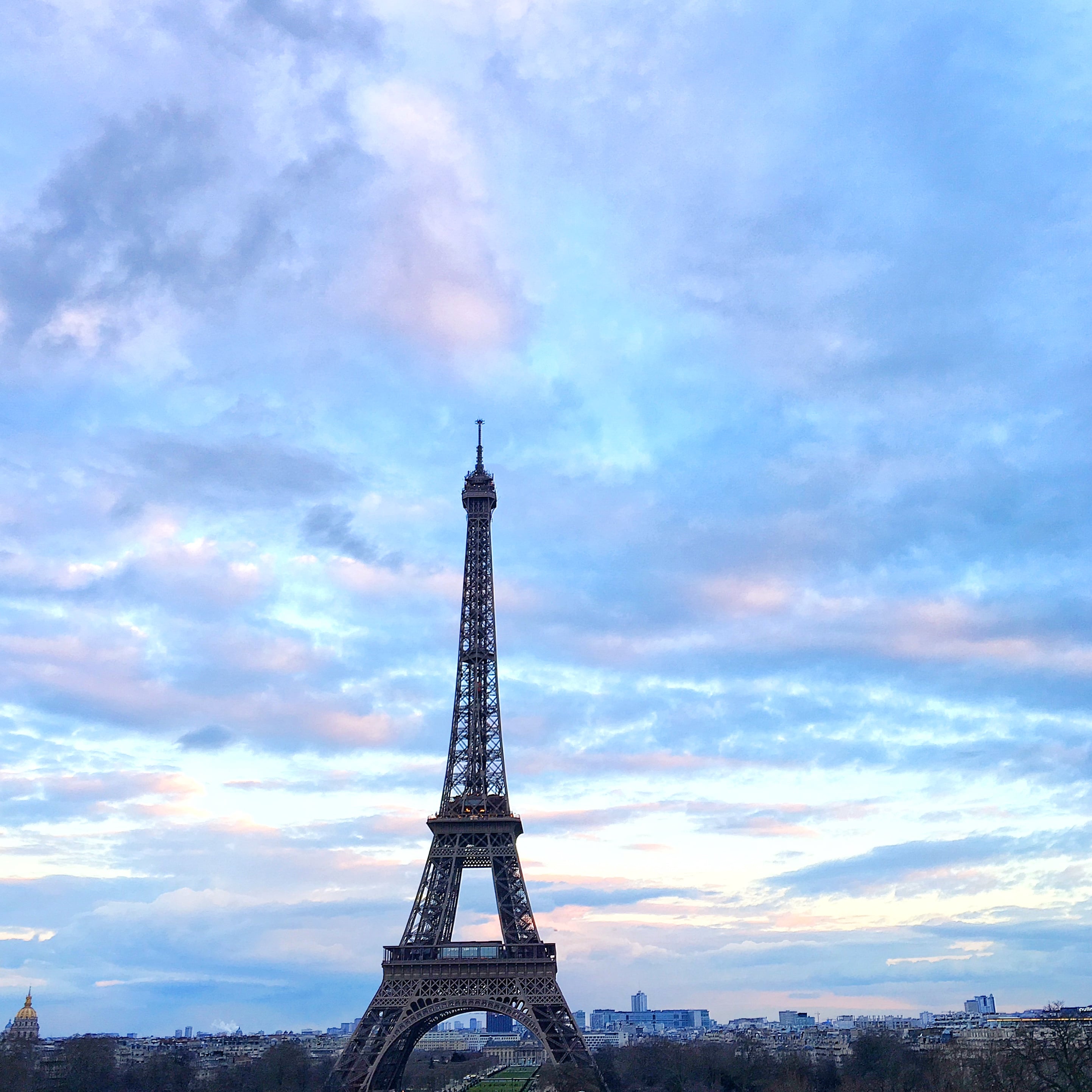 A cotton candy sky above the Eiffel Tower in Paris. | Photo by @bowsandsequins