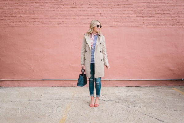 Jessica from Bows & Sequins wearing a tan Old Navy trench coat with skinny jeans and coral heels in Chicago.