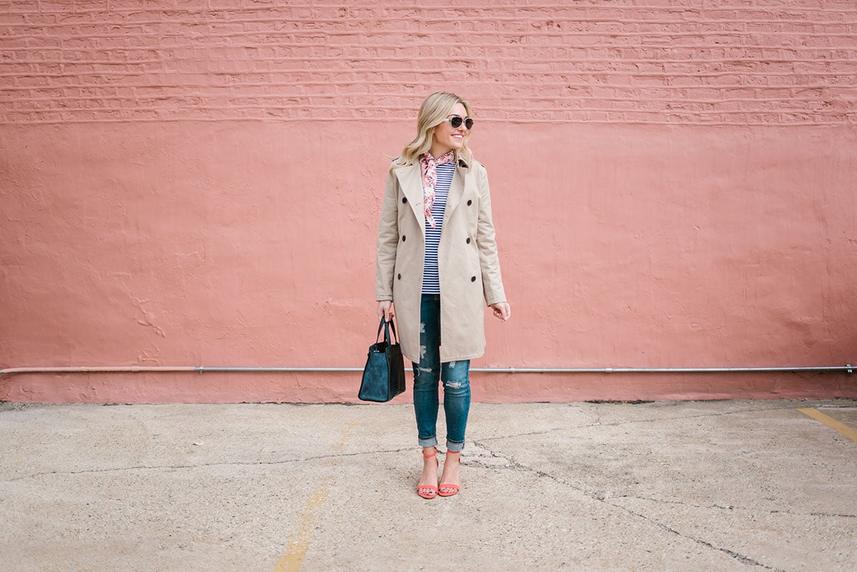 Jessica from Bows & Sequins wearing a tan Old Navy trench coat with skinny jeans and coral heels in Chicago.
