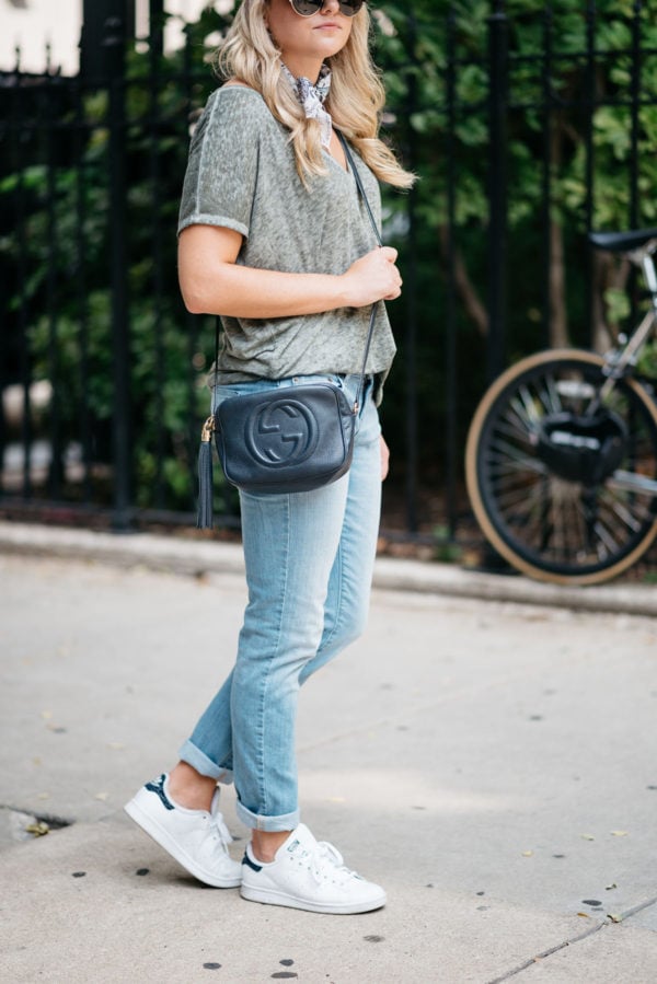 Bows & Sequins styling a navy Gucci Soho disco crossbody bag with boyfriend jeans with white Stan Smith sneakers.