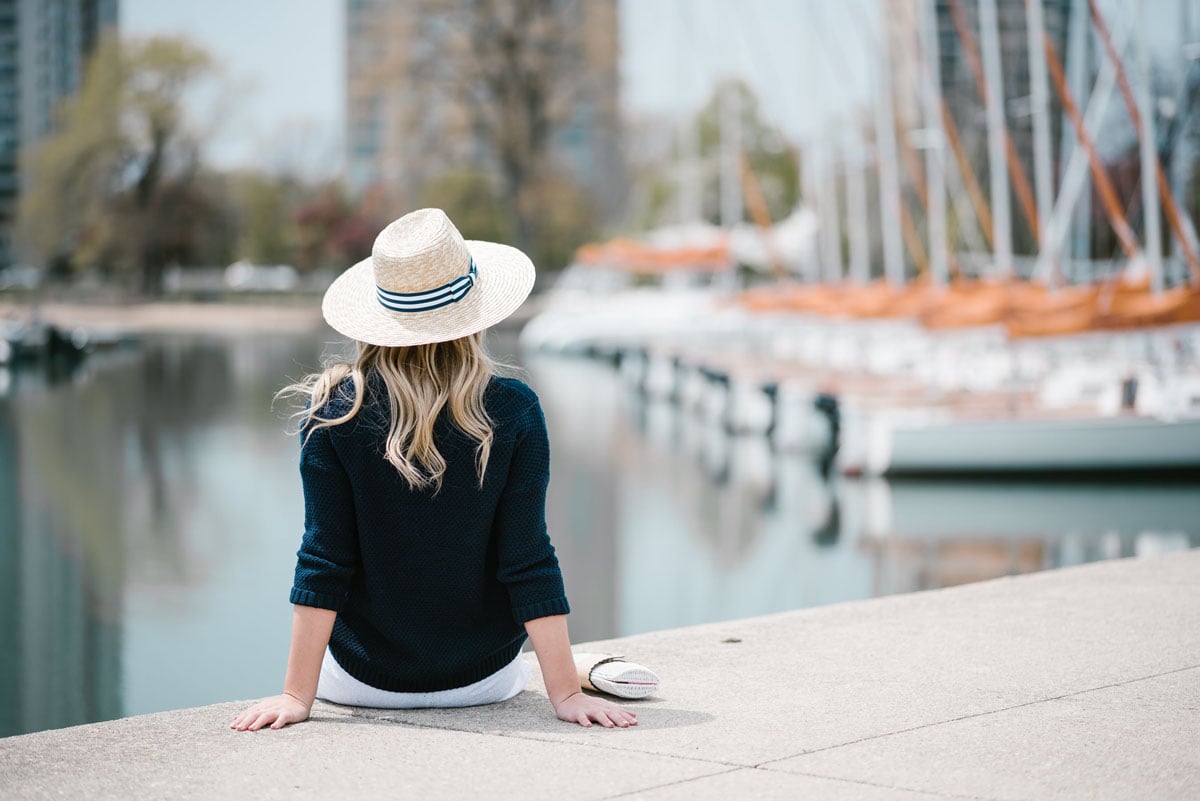 Chicago blogger Jessica Sturdy wearing a Hat Attack x Lemon Stripes straw hat and an Old Navy sweater.