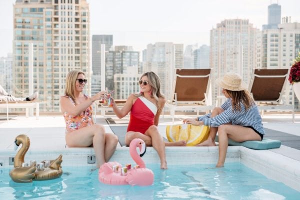 Chicago fashion and lifestyle bloggers throwing a pool party with Seven Daughters wine.