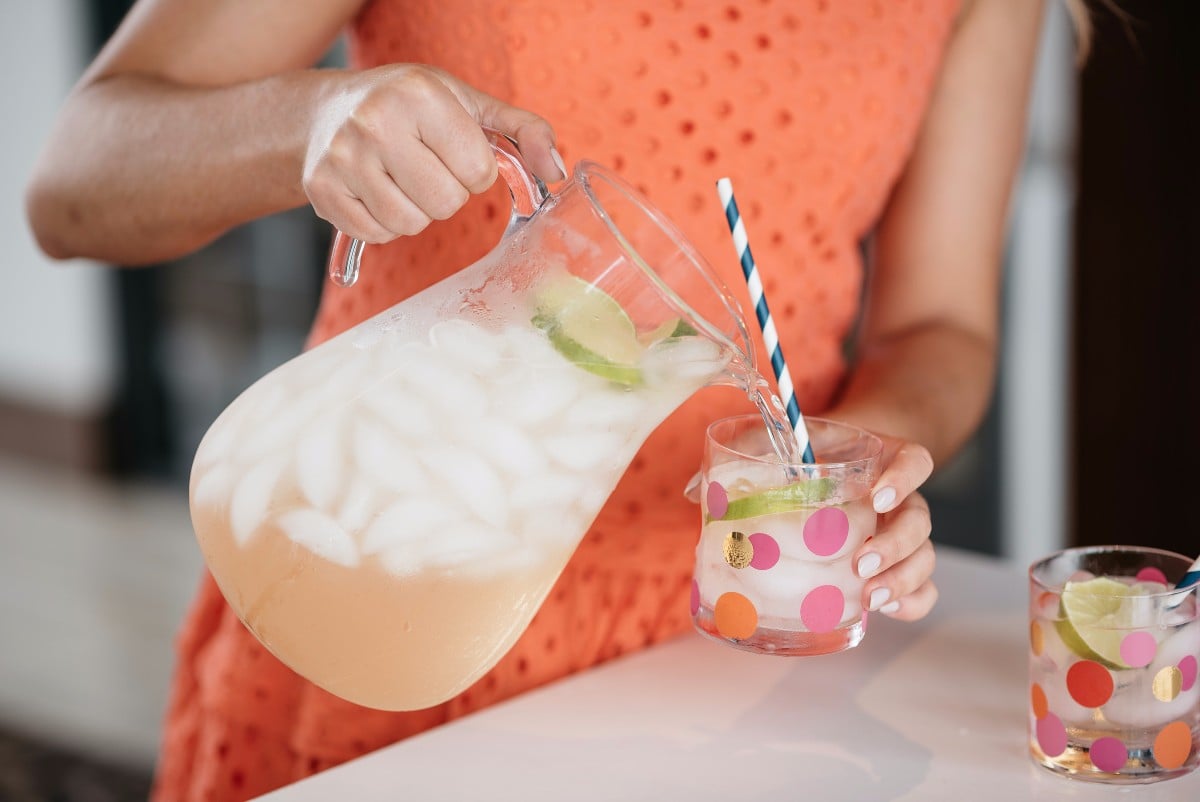 Bows & Sequins pouring summer drinks with Malibu Rum.