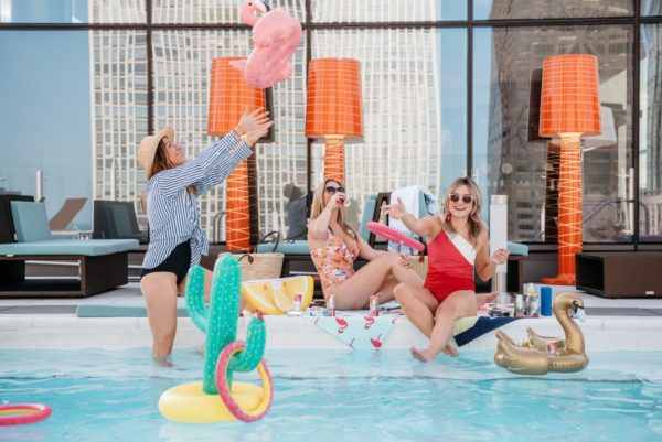 Chicago blogger Bows & Sequins shares her perfect pool party with Seven Daughters wine.