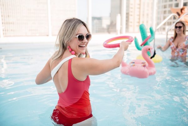 Bows & Sequins reviewing Seven Daughters wine cans.