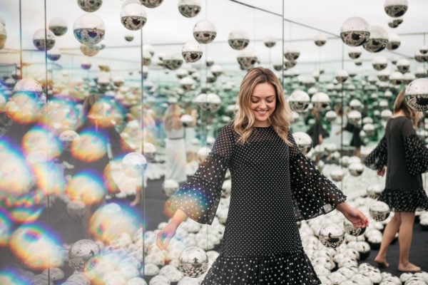 Top Chicago blogger Jessica Sturdy of Bows & Sequins wearing a polka dot dress at the Infinity Mirrors room. 