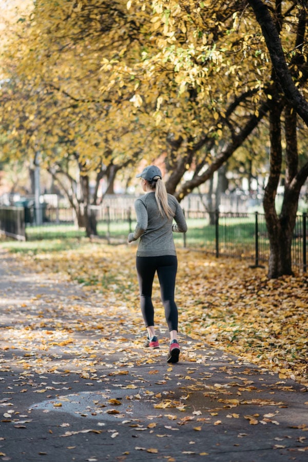 Chicago fitness blogger Jessica Sturdy of Bows & Sequins wearing lululemon running in Lincoln Park.