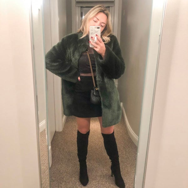 Chicago blogger wearing a faux fur green coat to Tao in Chicago.