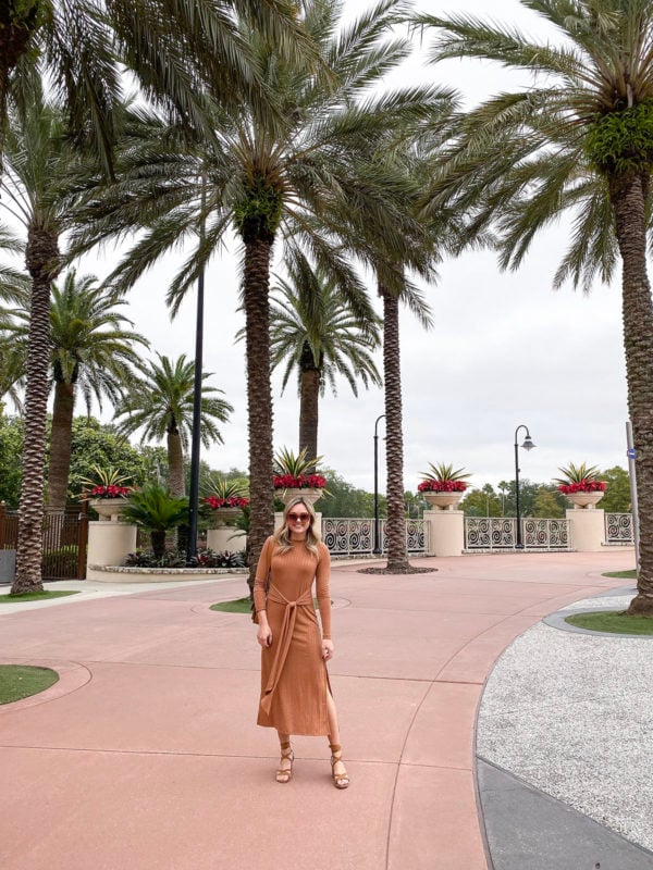 Travel blogger Bows & Sequins wearing a monochromatic burnt orange outfit with a Topshop Ribbed Midi Dress