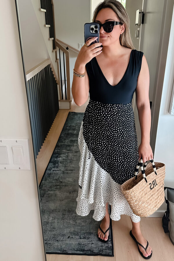 Chicago influencer Bows & Sequins styling a poolside outfit from Summersalt.