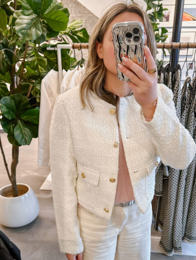 Chicago blogger wearing a cream colored Abercrombie & Fitch Tweed Jacket.