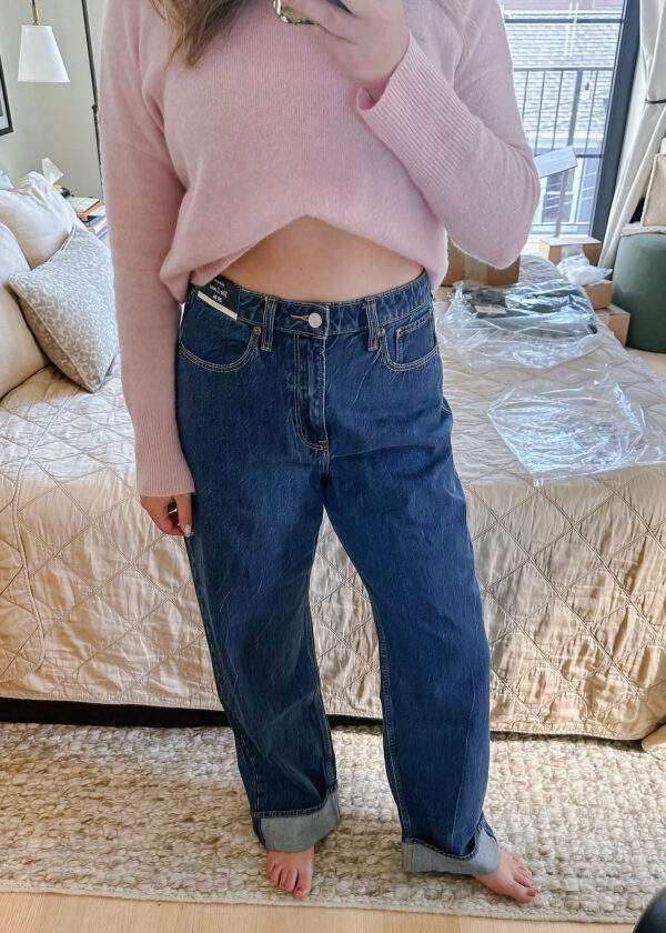 Style blogger wearing Abercrombie's Loose fit jeans.