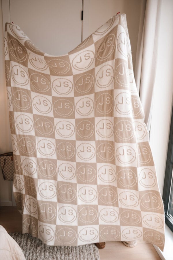 Chicago lifestyle blogger shares one of her favorite gifts to give: custom blankets with fun styles and initials!